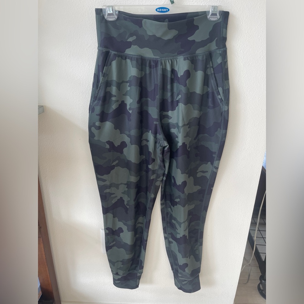 Old Navy Women’s Camouflage Joggers Size M